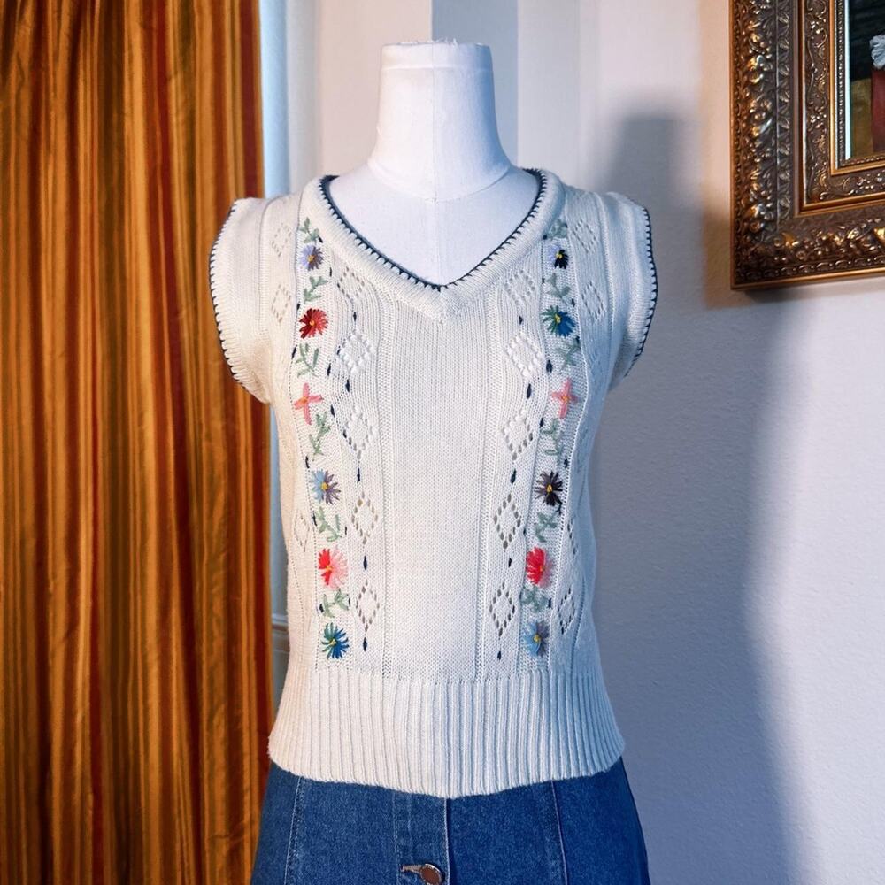 Vintage 90s hand knit floral